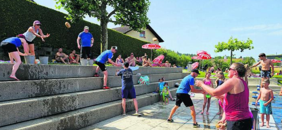 Spielende Kinder und Jugendliche im Sommer 2025 am Dorffest Dietwil